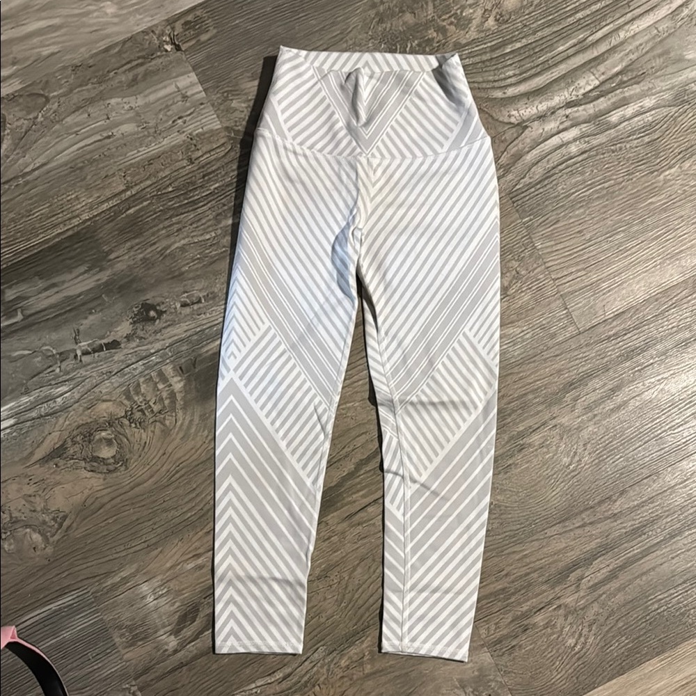 ALO Yoga White and Grey Leggings with Textured Design